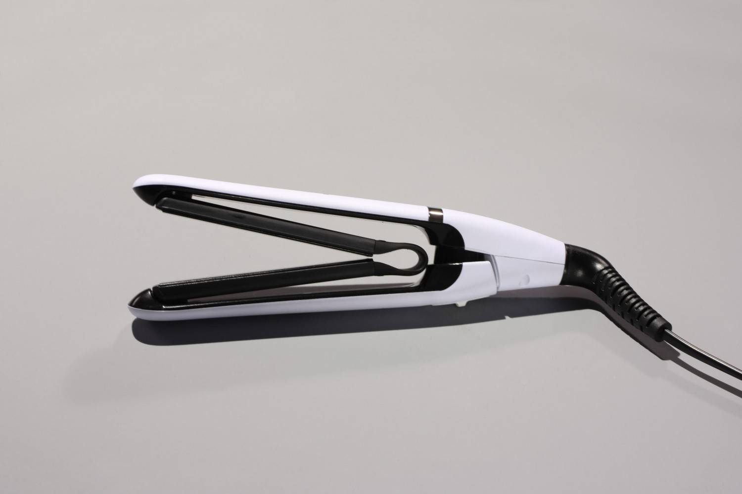 Körperpflege Haarglätter für unterwegs: Air Plates Compact S2412 von Remington ab März - News, Bild 1
