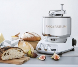 Haushaltsgeräte Für bis zu ein Kilogramm Körner: Getreidemühle von Ankarsrum verarbeitet auch Mohn, Bild 1 Haushaltsgeräte Für bis zu ein Kilogramm Körner: Getreidemühle von Ankarsrum verarbeitet auch Mohn - News, Bild 1
