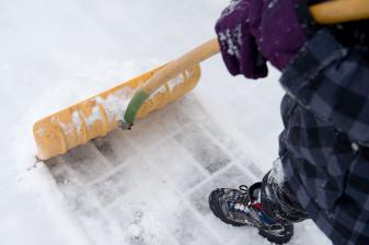 Marke: Rieselt leise, wiegt schwer: Tipps zum Schneeschippen für einen entspannten Rücken, Bild 1 Ratgeber Rieselt leise, wiegt schwer: Tipps zum Schneeschippen für einen entspannten Rücken - News, Bild 1