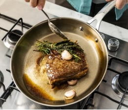 Haushaltsgeräte Für krosses Anbraten mit Röstaromen: Neue unbeschichtete Edelstahl-Pfanne von Tefal - News, Bild 1