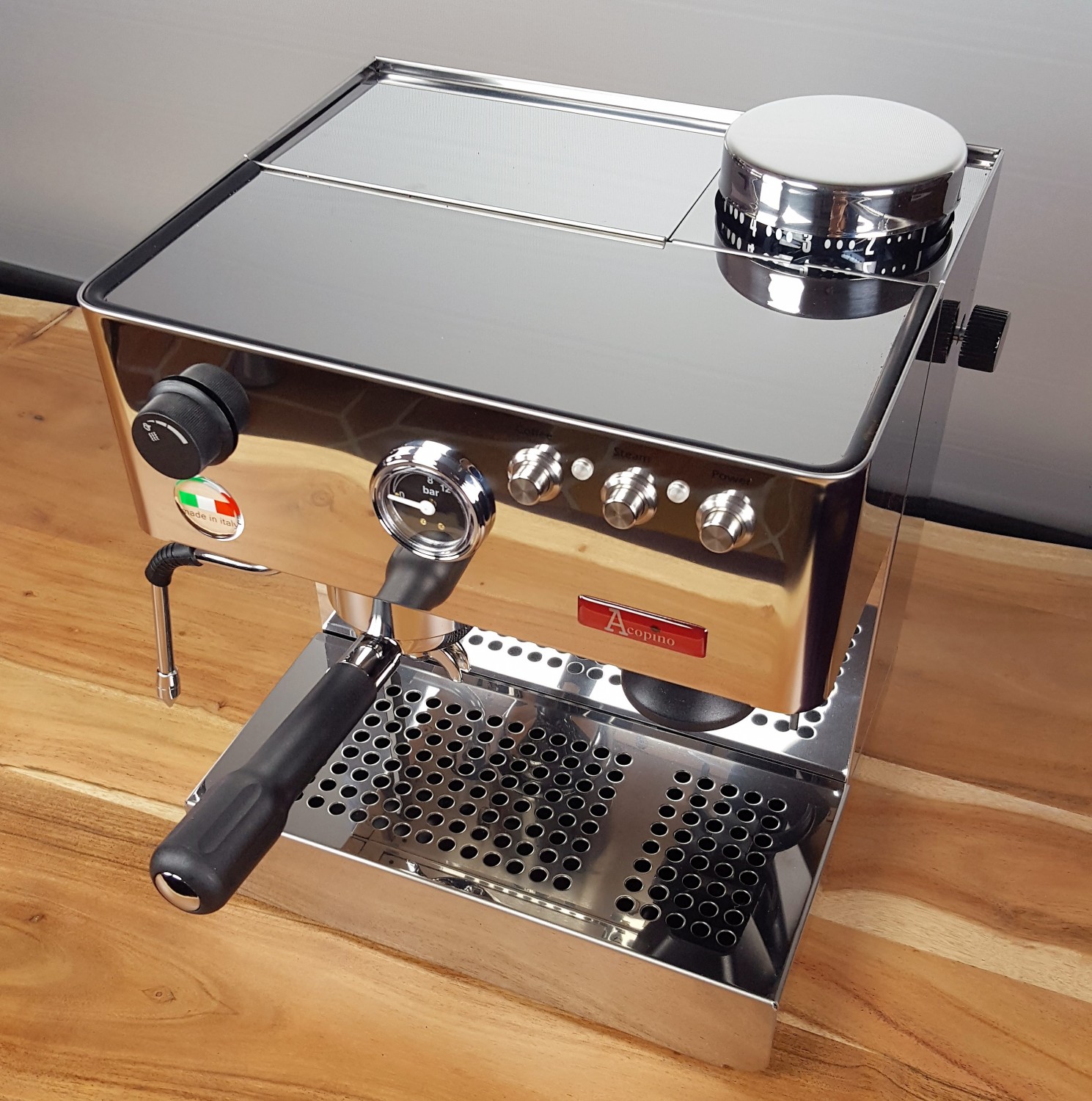 Tuning für Espresso-Freunde: Die Milano Deluxe verzaubert Gaumen und Augen: Acopino Milano Deluxe, Bild 1 Espressomaschine Acopino Milano Deluxe im Test, Bild 1