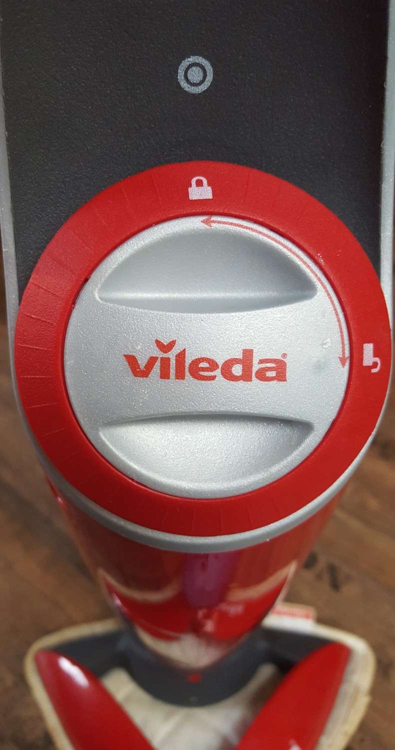 Dampfreiniger ohne Kabel: Der 100°C Hot Spray von Vileda macht mit verschmutzten Böden kurzen Prozess: Vileda 100° C Hot Spray, Bild 4 Dampfreiniger Vileda 100° C Hot Spray im Test, Bild 4