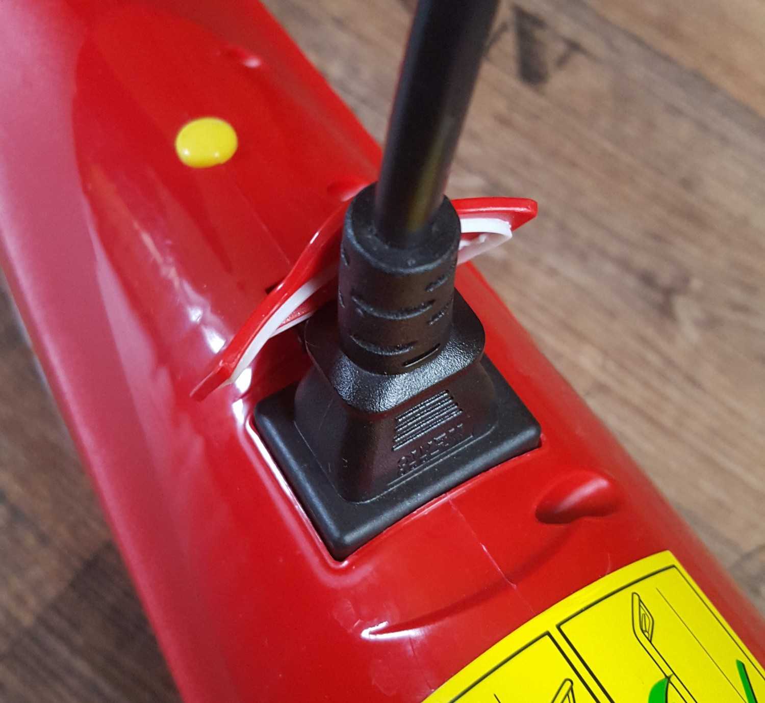 Dampfreiniger ohne Kabel: Der 100°C Hot Spray von Vileda macht mit verschmutzten Böden kurzen Prozess: Vileda 100° C Hot Spray, Bild 5 Dampfreiniger Vileda 100° C Hot Spray im Test, Bild 5
