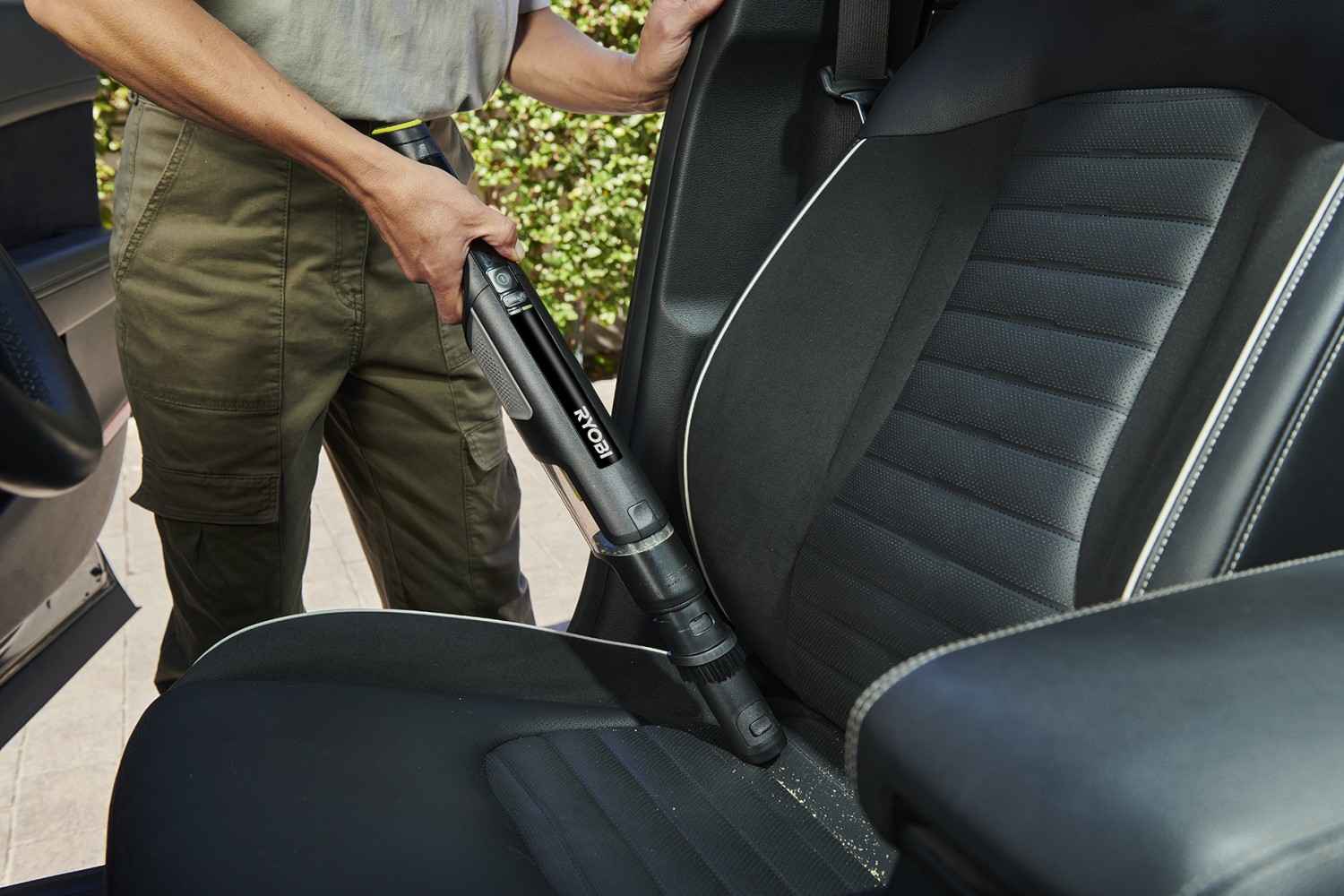 Kompakt, kabellos, praktisch: Ryobi RHV 44-220G, Bild 3 Akku-Handsauger Ryobi RHV 44-220G im Test, Bild 3