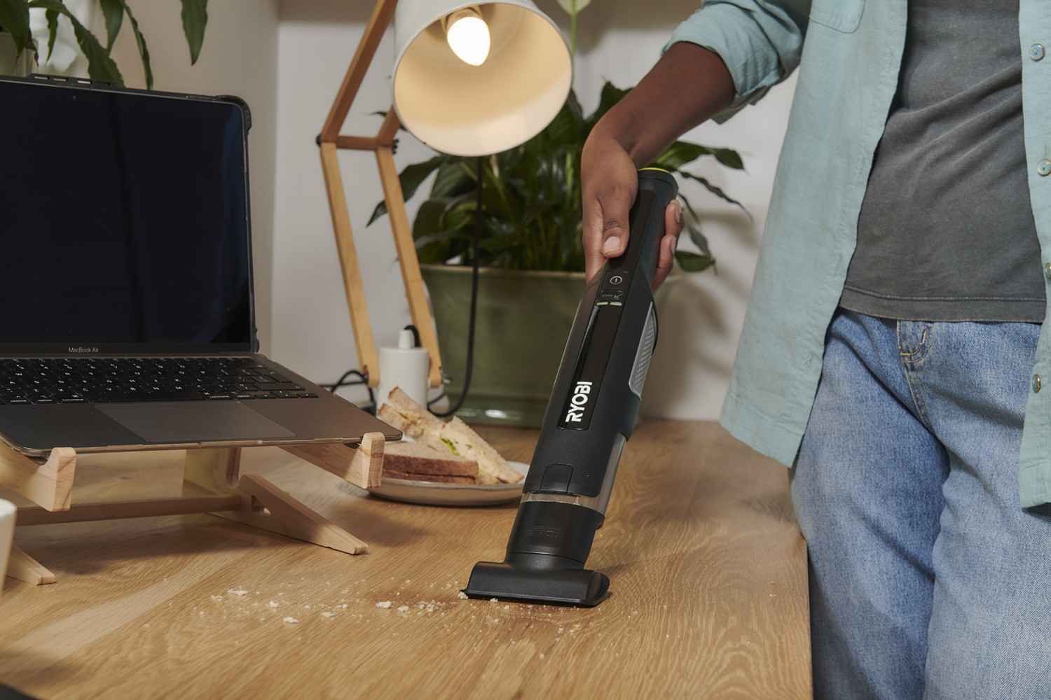 Kompakt, kabellos, praktisch: Ryobi RHV 44-220G, Bild 4 Akku-Handsauger Ryobi RHV 44-220G im Test, Bild 4