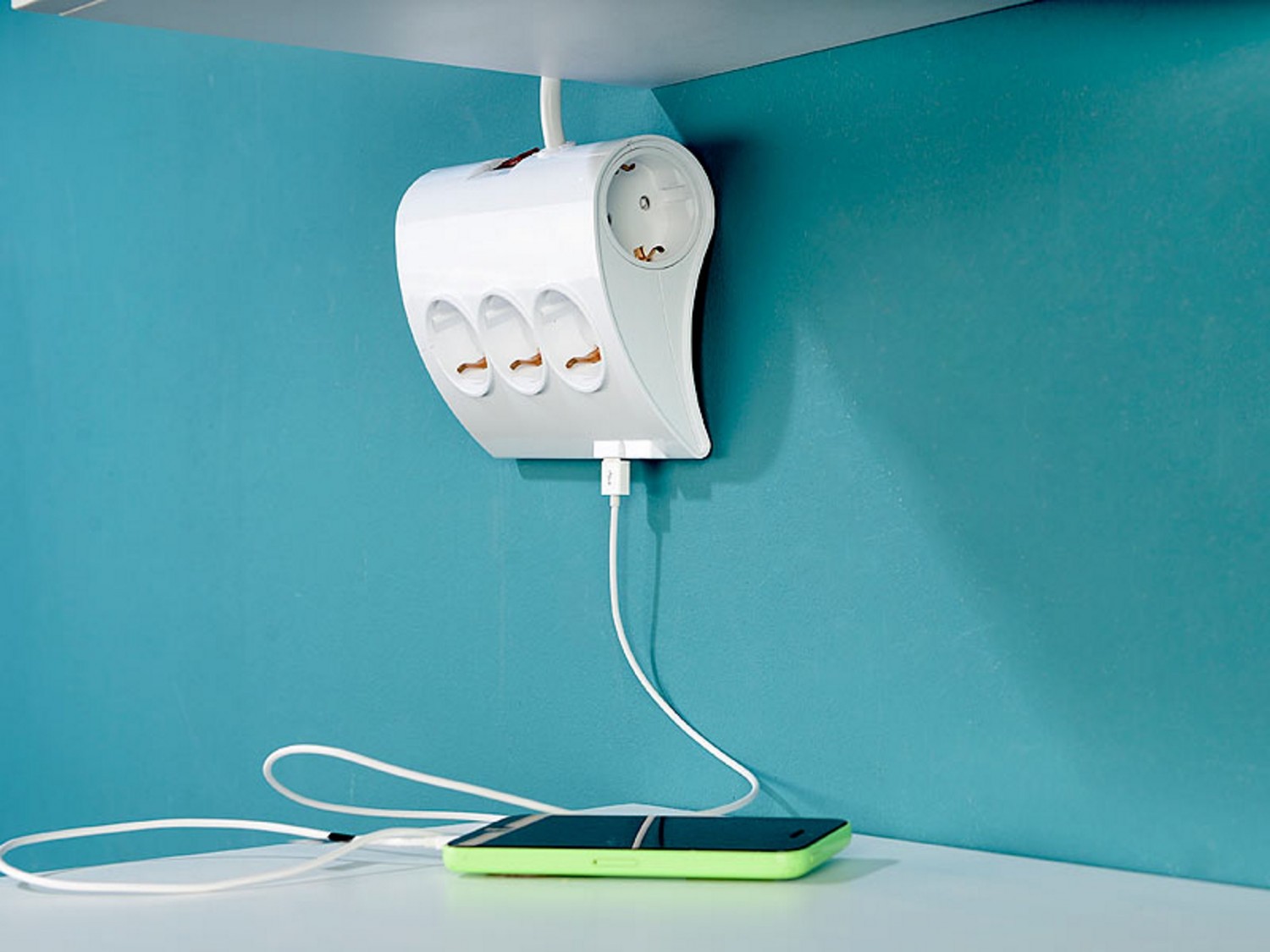 1 = 5 plus 2: Revolt 5-fach-Tisch-Steckdosenleiste mit 2 USB-Ports, Bild 2 Sonstiges Haustechnik Revolt 5-fach-Tisch-Steckdosenleiste mit 2 USB-Ports im Test, Bild 2