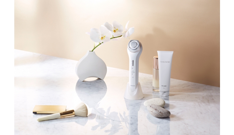 Glatte und gepfl egte Haut: Panasonic Advanced RF Facial Device EH-XR10, Bild 1 Hautpflege Panasonic Advanced RF Facial Device EH-XR10 im Test, Bild 1