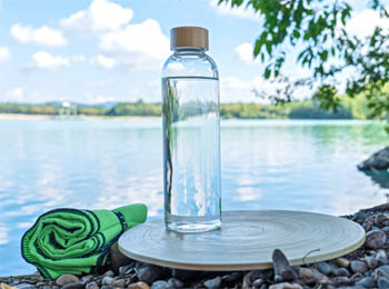 Handgefertigte_Trinkflaschen_aus_Glas_1669979146.jpg